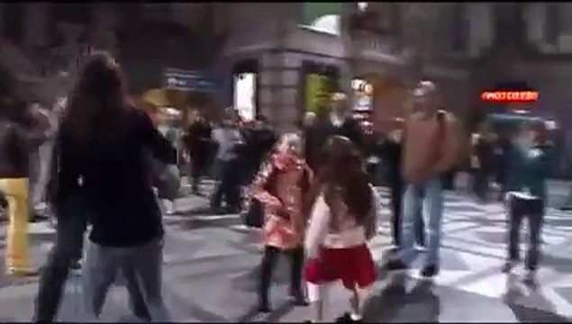 Il est à la gare, on passe une chanson, il se met à danser, puis soudain une invasion