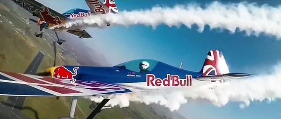 2 Avions traversent un hangar