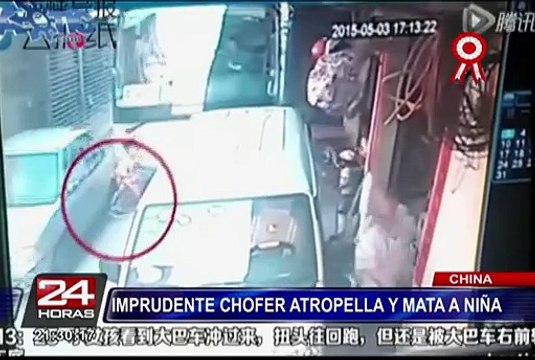 Motociclista salva de morir tras sufrir aparatoso accidente en China