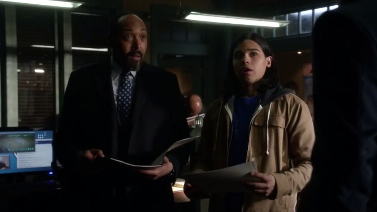 The Flash 1x19 - Cisco Meets Laurel Lance ( Black Canary )