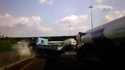 Devrilen araçtan yola fırladı !