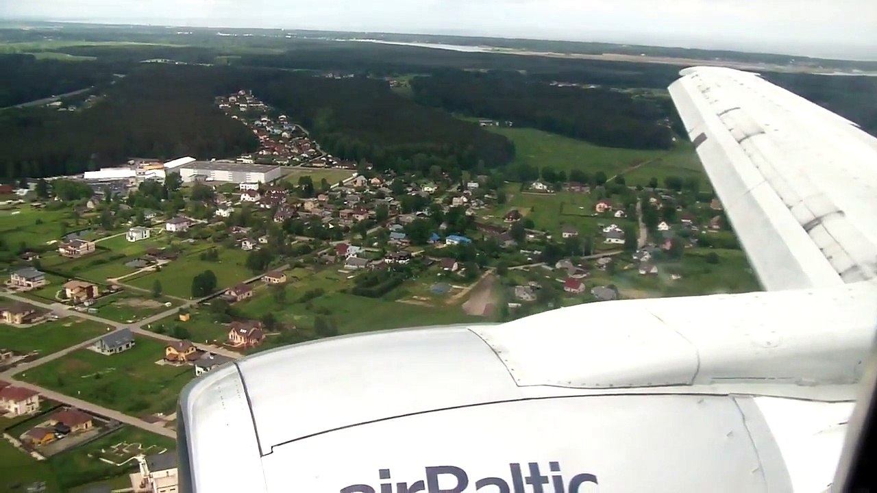 airBaltic 737-500 [YL-BBN] landing in Riga