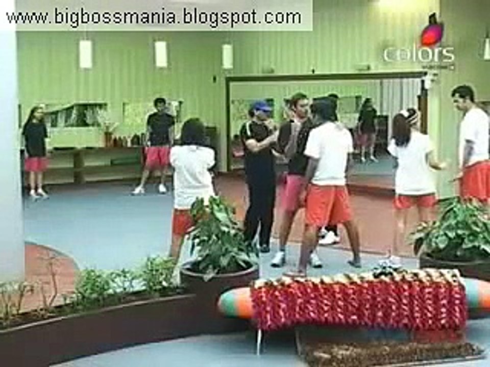Big Boss 2 : Raja Chaudhary abusing Sambhavna Seth