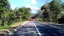 Incêndio destrói carro na BR-101