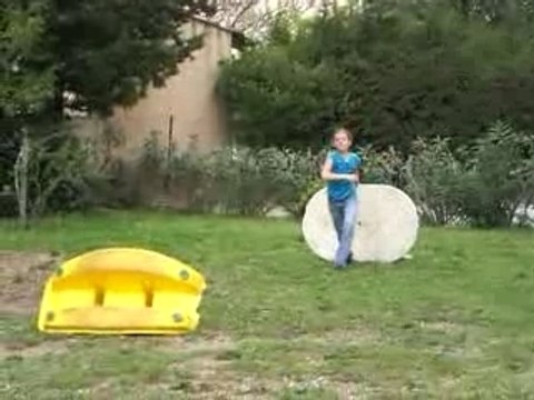 [ > marie en saut d'obstacle à pied < ]