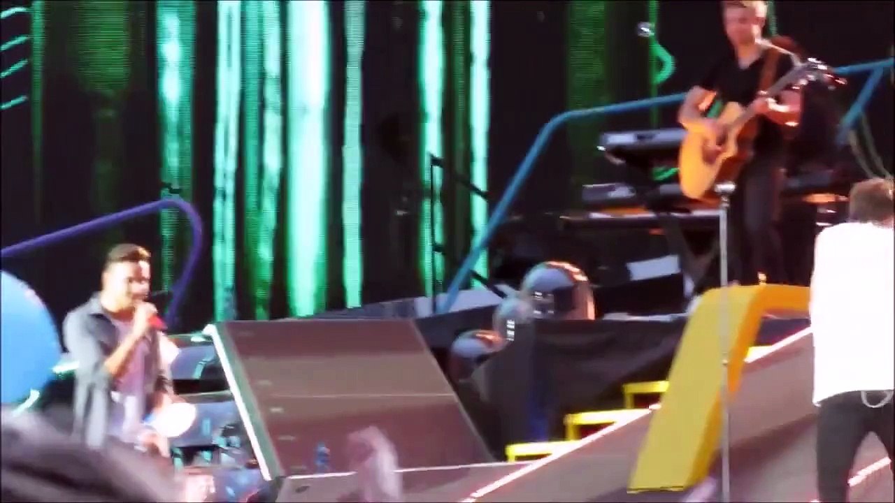 One Direction Louis Tomlinson And Liam Payne Water Fight Complination On The Road Again Tour 2015