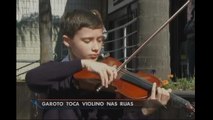 Garoto toca violino nas ruas para manter o sonho de virar músico