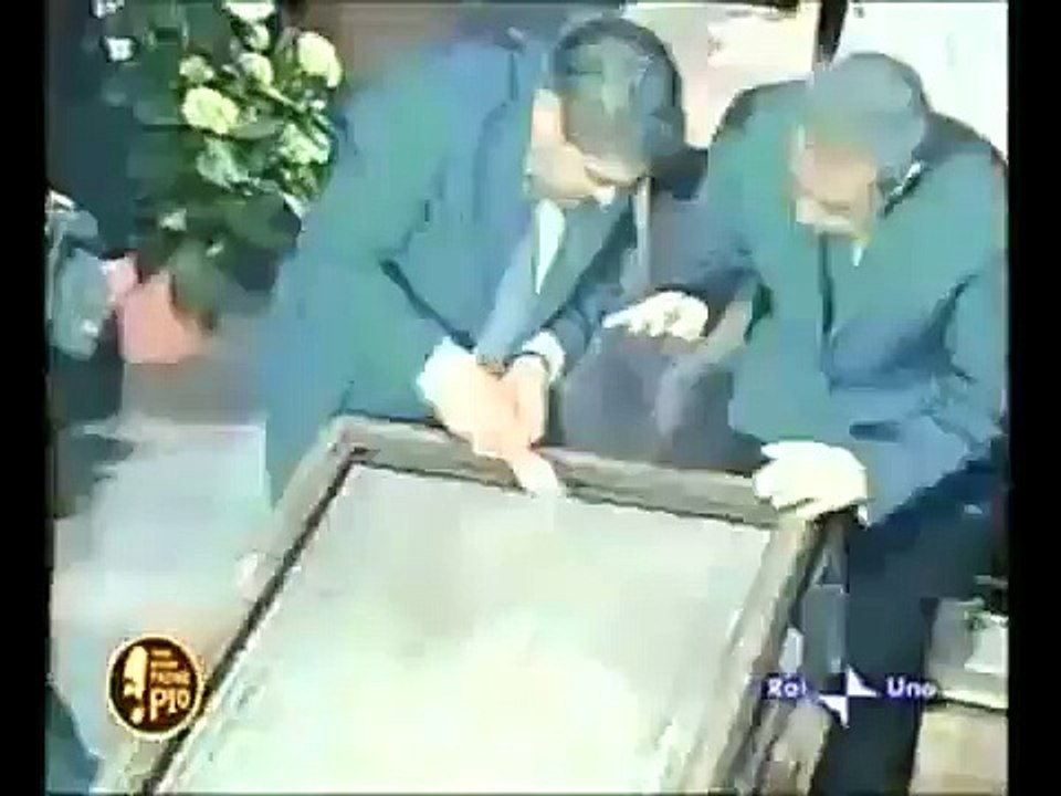 Exhumacion Padre Pio.avi