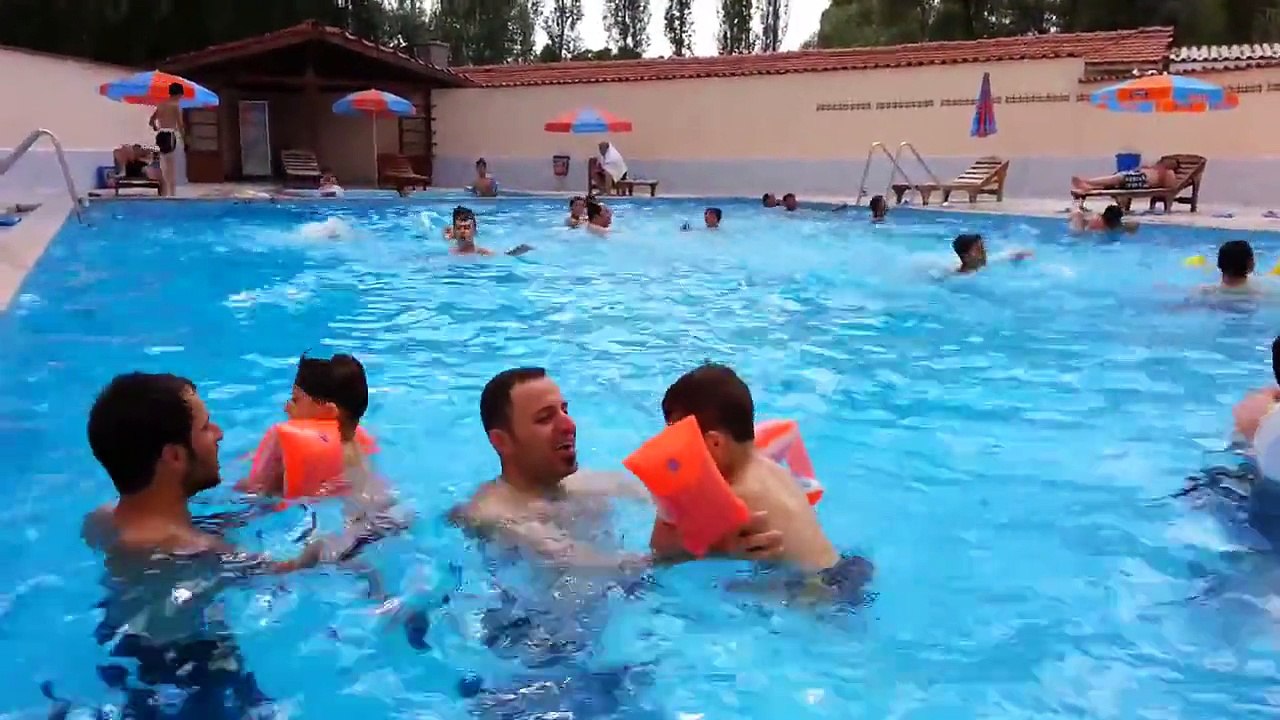 شباب عراقين في مسبح تركيا  جروم