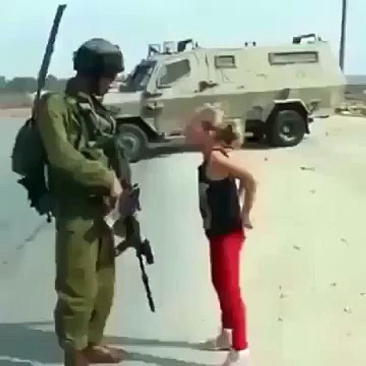 فتاة فلسطينيه شجاعة أرفع لها القبعه