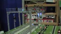 Model railroad train signals and crossings