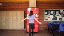 Marketing de guerrilla Coca-cola. Abraza la máquina de la felicidad