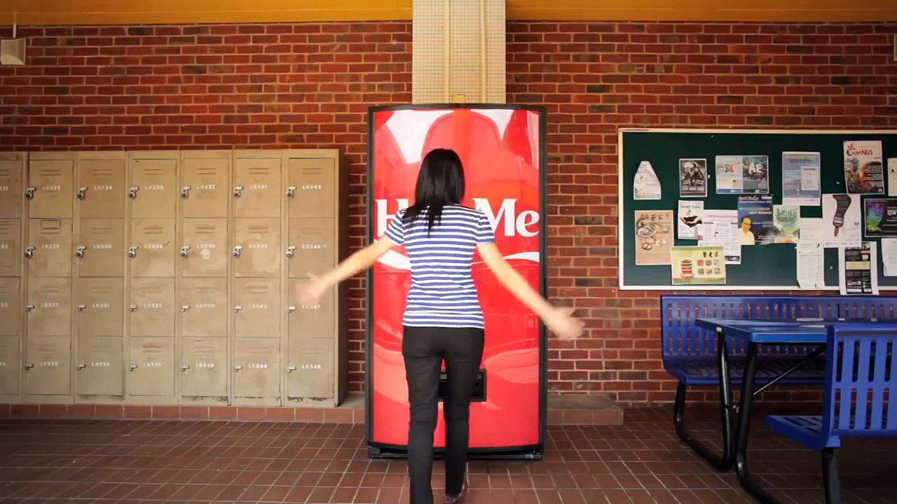 Marketing de guerrilla Coca-cola. Abraza la máquina de la felicidad