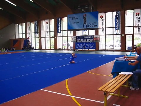 Celine, 6 anni, ginnastica ritmica esercizi corpo libero