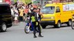 شرطي مرور ينظم الطريق وهو يرقص - Michael Jackson