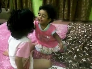 طفلة تضحك مع اختها loughing child with sister