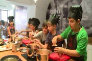 Niños aprenden a cocinar en un campamento de verano