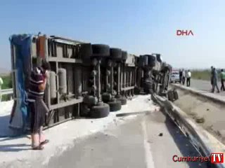 TIR devrildi, kilometrelerce kuyruk oluştu