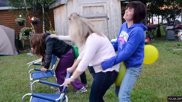 En levrette pour faire exploser des ballons