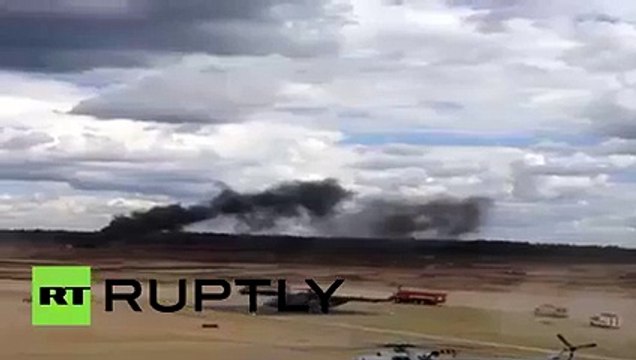 شوفو لحضة سقوط طائرة في استعراض عسكري و نجاة قائد الطائرة بأعجوبة !!!