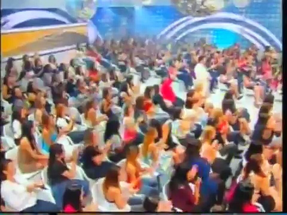Silvio Santos brinca de aviãozinho com Lívia Andrade - 09/01/2011