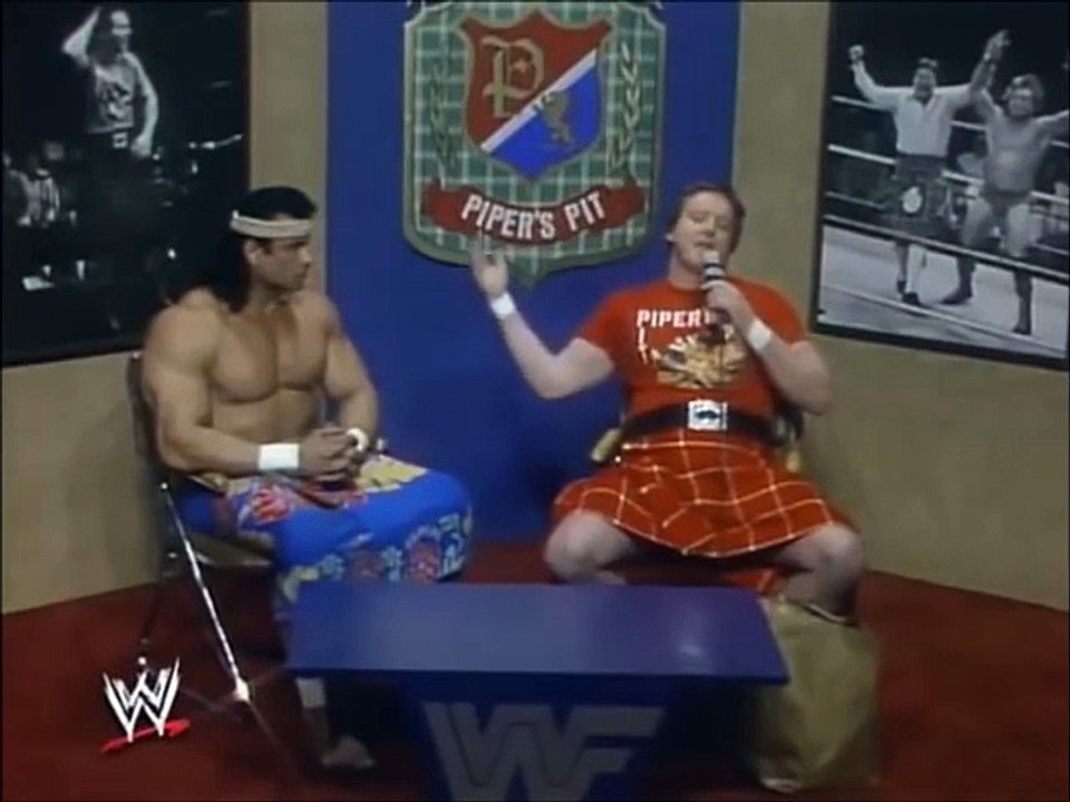 L'ancien champion de catch Roddy Pipers détruit un plateau TV - RIP Roddy