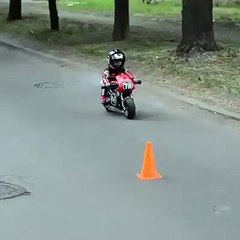 A deux ans seulement, ce petit garçon fait déjà de la moto comme un pro