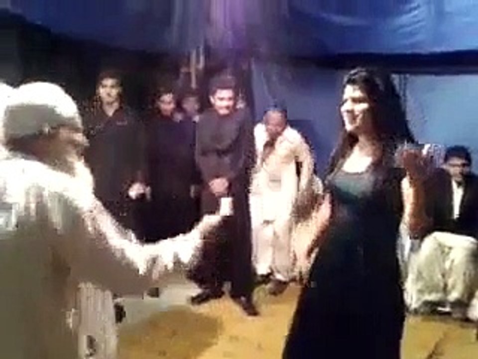 babay ki umer dekheen r kaam dekheen girls k sath dance