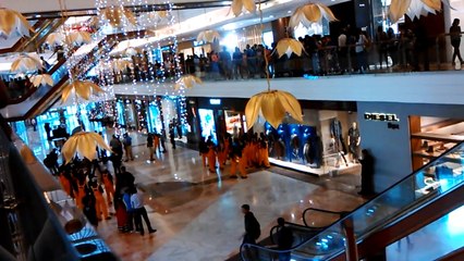 GHOST FOLLOW GIRL IN SHOPPING MALL! Mall CCTV Caught Ghost