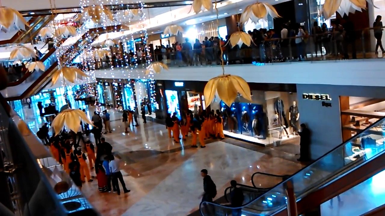 GHOST FOLLOW GIRL IN SHOPPING MALL! Mall CCTV Caught Ghost