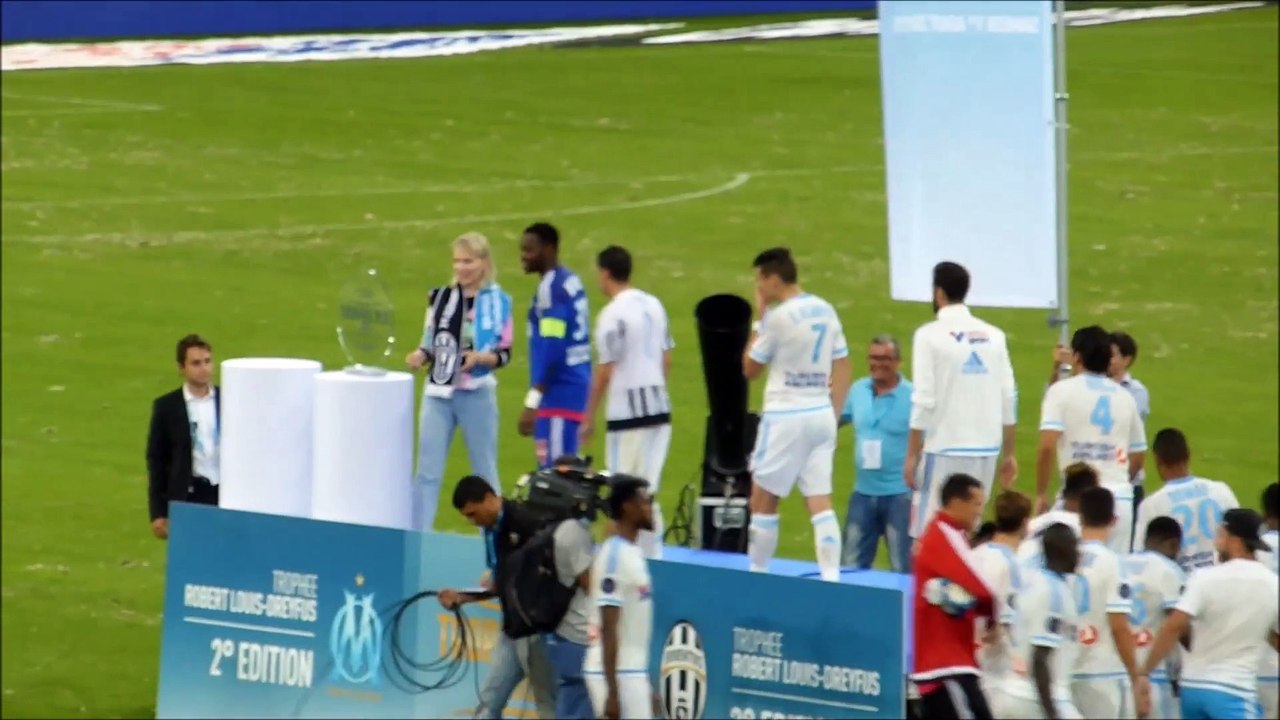 OM / JUVENTUS : remise du trophée par Margarita Louis-Dreyfus