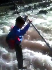 Azad Kashmir k bachy ko school jane k liye ye pull cross karna parta hain