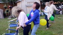 Des femmes ivres s'amusent à éclater des ballons