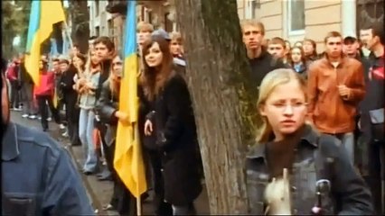 Янукович упал от удара яйца