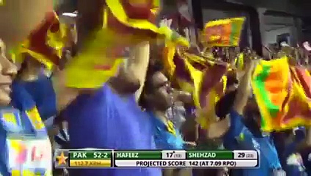 محمد حفیظ کے آوٹ ہونے پر اس لڑکی کی کیا حالت ہوئی ویڈیو دیکھیں