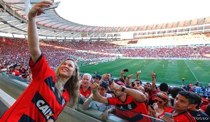 Vestiu o Manto! Ronda é tietada pela torcida do Fla no Maraca