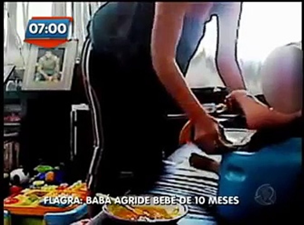 Mãe instala camera em casa e flagra baba agredindo criança de dez meses no DF