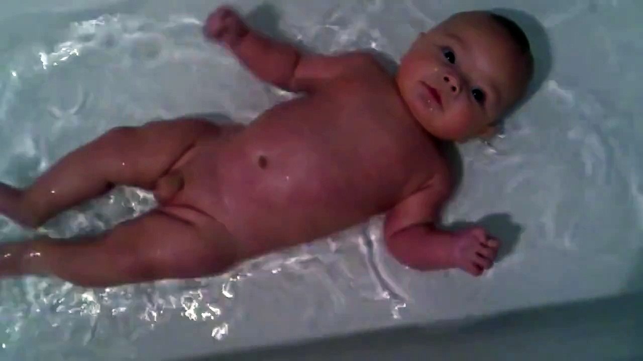 baby sinan beim baden