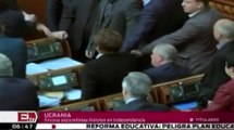 VIDEO: Violencia en parlamento de Ucrania por crisis política / Titulares con Vianey Esquinca