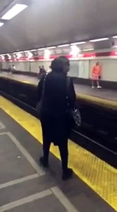 Kenyan Woman Insults American At US Train Station