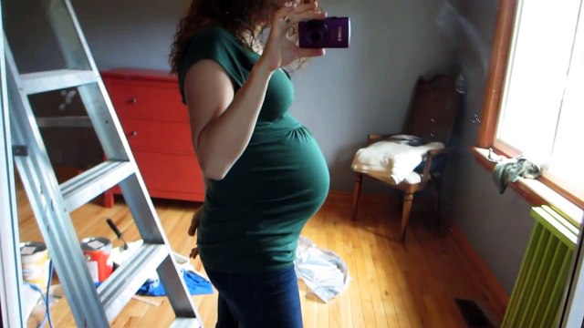 33 Weeks Pregnant Belly Shot - Piercing Stretch Marks :(