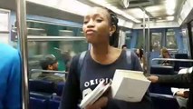 UNE EX-MUSULMANE PRÊCHE L'ÉVANGILE DANS LE MÉTRO PARISIEN.