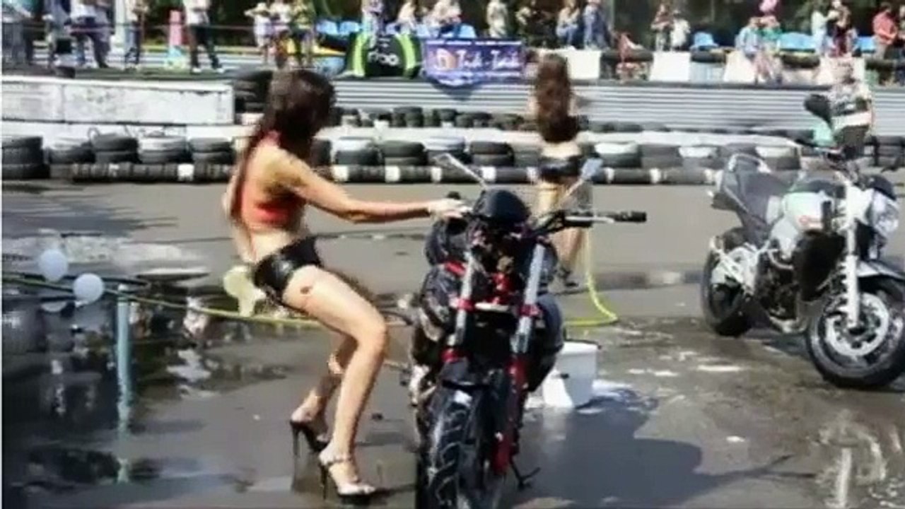 YouTube: Mujer realizaba sensual baile, hasta que sufrió una inesperada caida