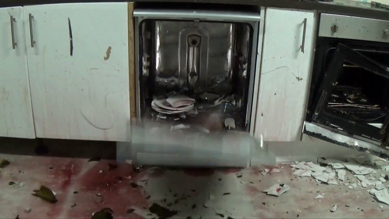 Comment ouvrir une bouteille de vin sans tir bouchon - Parodie