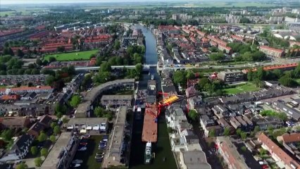 Deux grues tombent en pleine ville sur des maisons