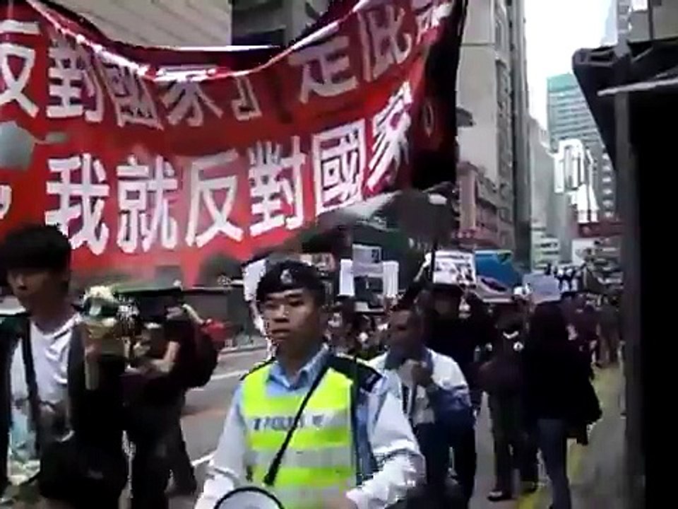 3月6日香港愛護動物人士發起遊行，反對活熊取膽企業歸真堂上市。