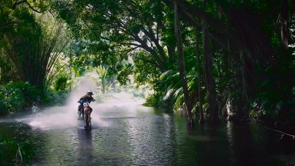 il ride une vague en moto cross