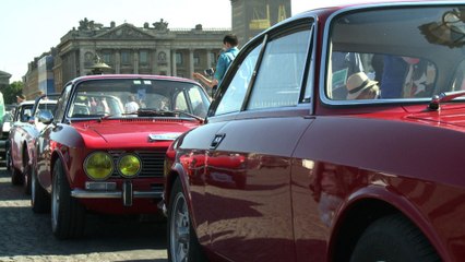 Plus de 700 véhicules de collection ont défilé dans Paris