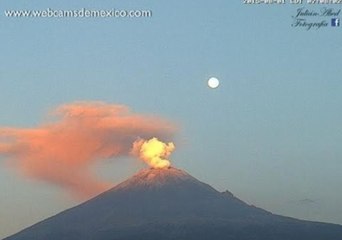 Скачать видео: Blue Moon Shines Over Eruptions From the Popocatépetl Volcano