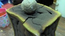 La réaction d'un bloc de mousse florale avec une boule de nickel pur brûlante